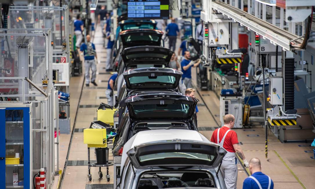 Linha de montagem em fábrica da Volkswagen em Wolfsburg, na Alemanha Foto: JOHN MACDOUGALL / AFP