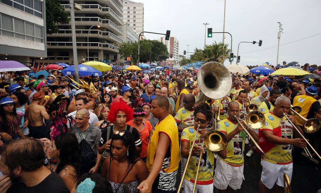 A Banda de Ipanema arrastou uma multidão na Vieira Souto Foto: MARCOS DE PAULA / Agência O Globo