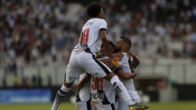 Jogadores do Vasco comemoram gol marcado por Marrony, no primeiro tempo Foto: MARCELO THEOBALD / AgÃªncia O Globo