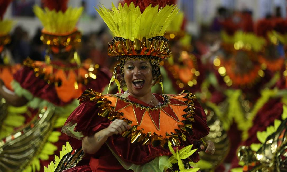 Componente da Unidos de Bangu canta o samba da escola Foto: Lucas Tavares / Zimel Press / Agência O Globo