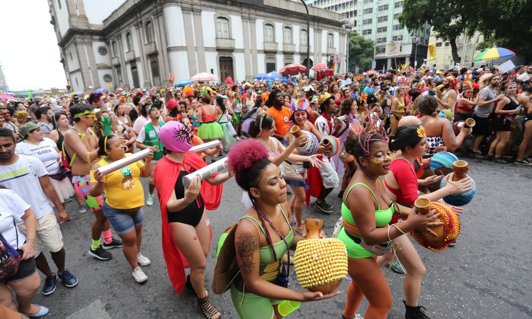 No embalo dos xequerês e ganzás da bateria, ritmistas energizam o centro do Rio Foto: Marcia Foletto / Agência O Globo
