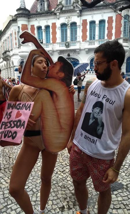 O casal Renata Ishida e Gabriel Resende, apaixonado pelo carnaval carioca brincou com uma capa da Rolling Stone que traz Yoko Ono e John Lenon pelado e com a música "Imagine" Foto: Rafaela D'Elia