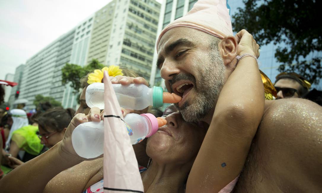 Mamadeira com bico em forma de pênis Foto: Márcia Foletto / Agência O Globo