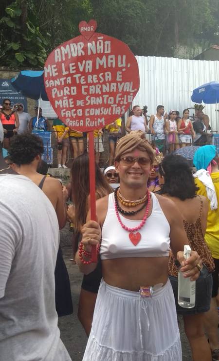 João Vitor Bonzolandia, de 34 anos, se vestiu de mãe de santo e mandou um recado contra o preconceito Foto: David Barbosa