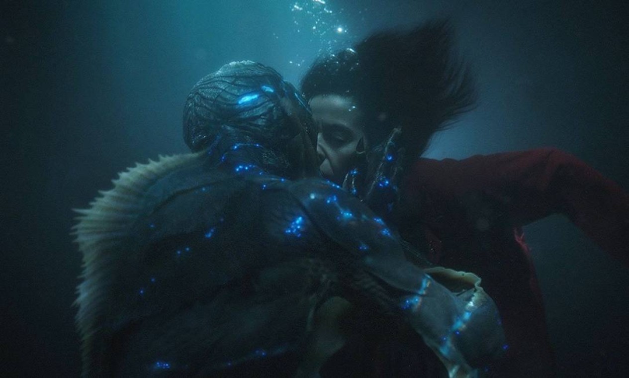 Sally Kawkins se apaixona por uma criatura aquática em 'A forma da água' (2017), melhor filme e diretor (Guillermo del Toro) no Oscar do ano seguinte Foto: Divulgação