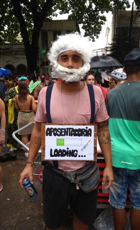 O advogado Pedro Lyra, de 28 anos, considera que o carnaval também é um ato político e foi vestido contra a reforma da previdência Foto: Rafaela D'Elia