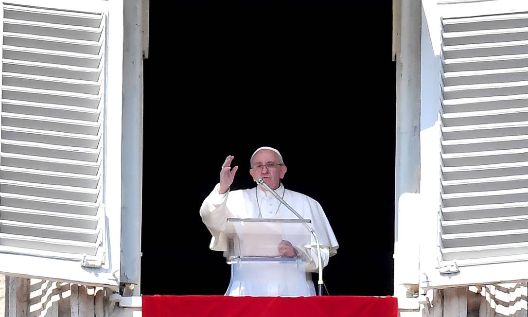 Pope Francis blesses worshipers from the window of the Apostolic Palace during the weekly Angelus prayer on March 3, 2019 at St. Peter's square in the Vatican. (Photo by Tiziana FABI / AFP) Foto: TIZIANA FABI / AFP