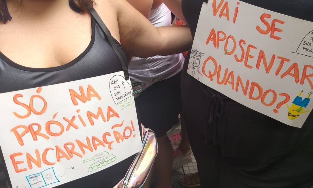 Política presente na fantasia dos foliões Foto: Leo Branco / O Globo