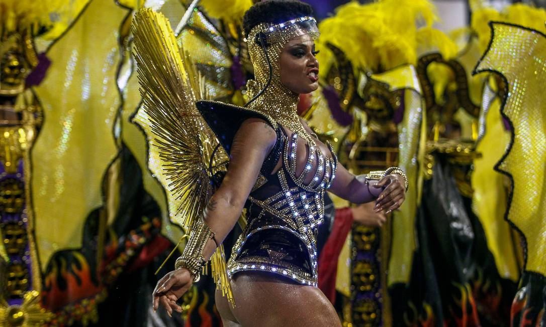A atriz Camila Silva durante desfile da Vai-Vai, em São Paulo. Ela também é rainha de bateria da Mocidade Independente de Padre Miguel Foto: MIGUEL SCHINCARIOL / AFP