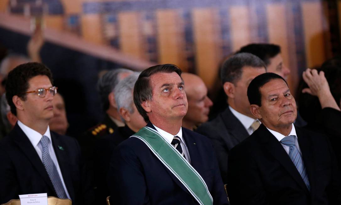 O ministro do Meio Ambiente, Ricardo Salles, ao lado do presidente Jair Bolsonaro e do vice Hamilton Mourão Foto: ADRIANO MACHADO / Reuters