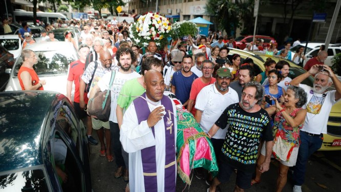 Nas ruas de Copacabana, Familiares e amigos acompanham o caixão de Alfredinho, que foi enterrado no cemitério São João Batista Foto: Roberto Moreyra / Agência O Globo