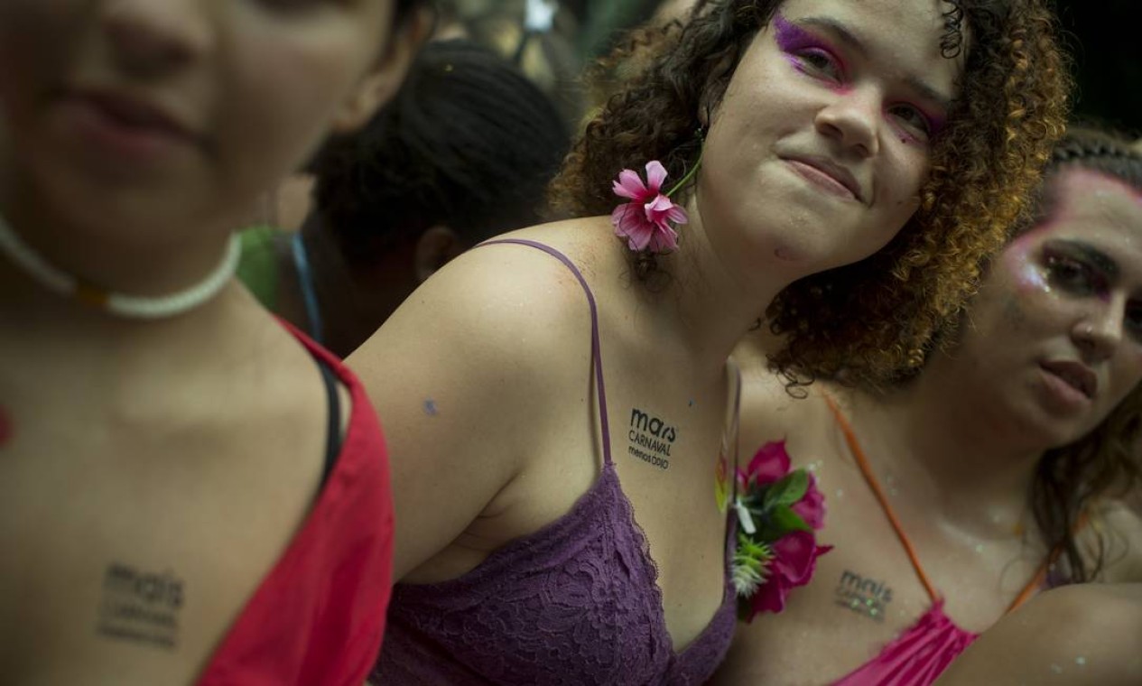 A lei da importunação sexual entrou em vigor em setembro de 2018, mas as "tatuagens" já vêm sendo usadas há alguns carnavais pelas mulheres que tentam curtir a folia nos blocos de rua Foto: Márcia Foletto / Agência O Globo