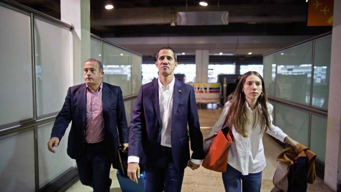 Guaidó e a mulher desembarcam no Aeroporto Internacional Simón Bolívar Foto: DONALDO BARROS / AFP