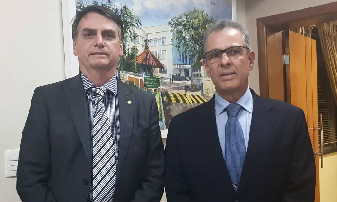 O presidente Jair Bolsonaro e o ministro de Minas e Energia Bento Alburquerque Foto: Agência O Globo