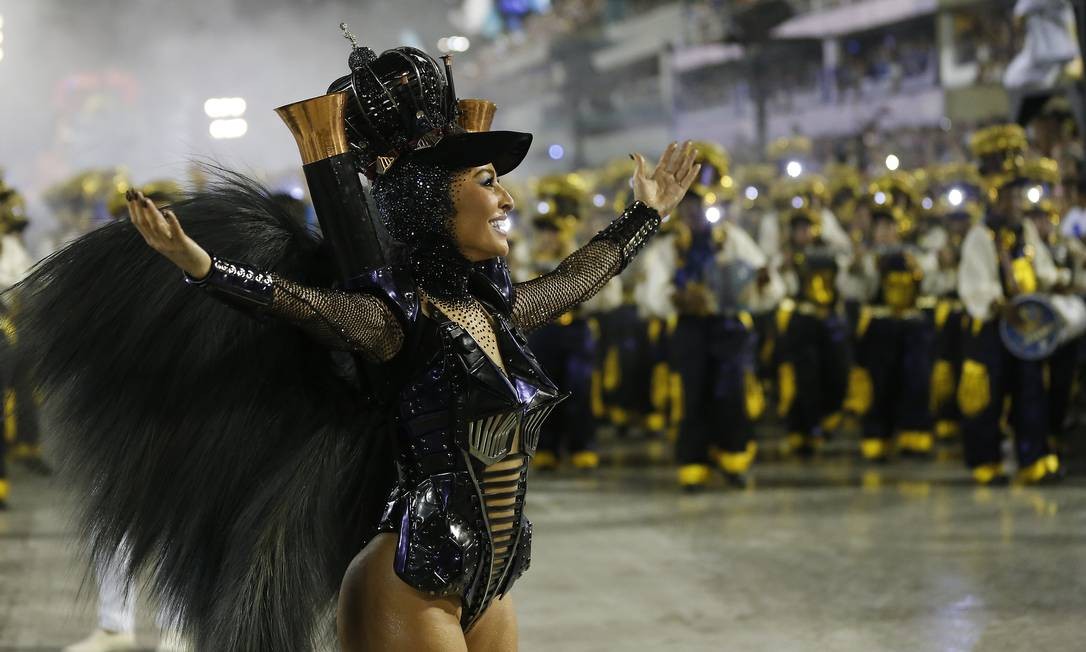 Sabrina Sato desfilou dando vida Ã  Maria-FumaÃ§a. 'MatÃ©ria de combustÃ­vel' da Rainha de Bateria para a Swingueira de Noel Foto: Pablo Jacob / AgÃªncia O Globo