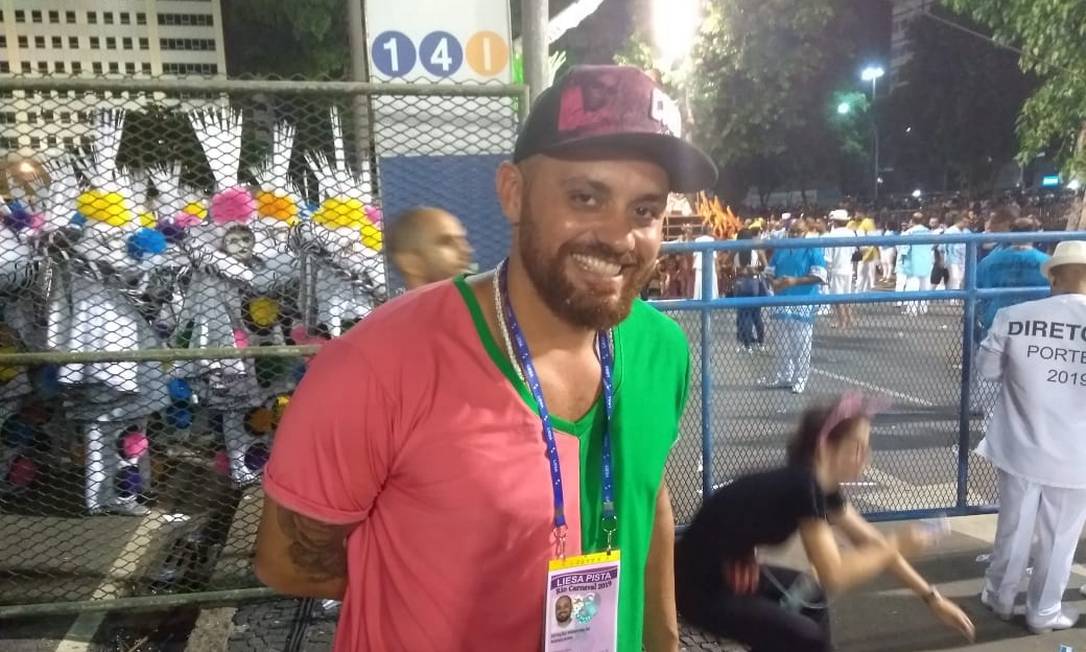 O carnavalesco da Mangueira, Leandro Vieira, na concentração da Portela Foto: Gustavo Cunha / O Globo