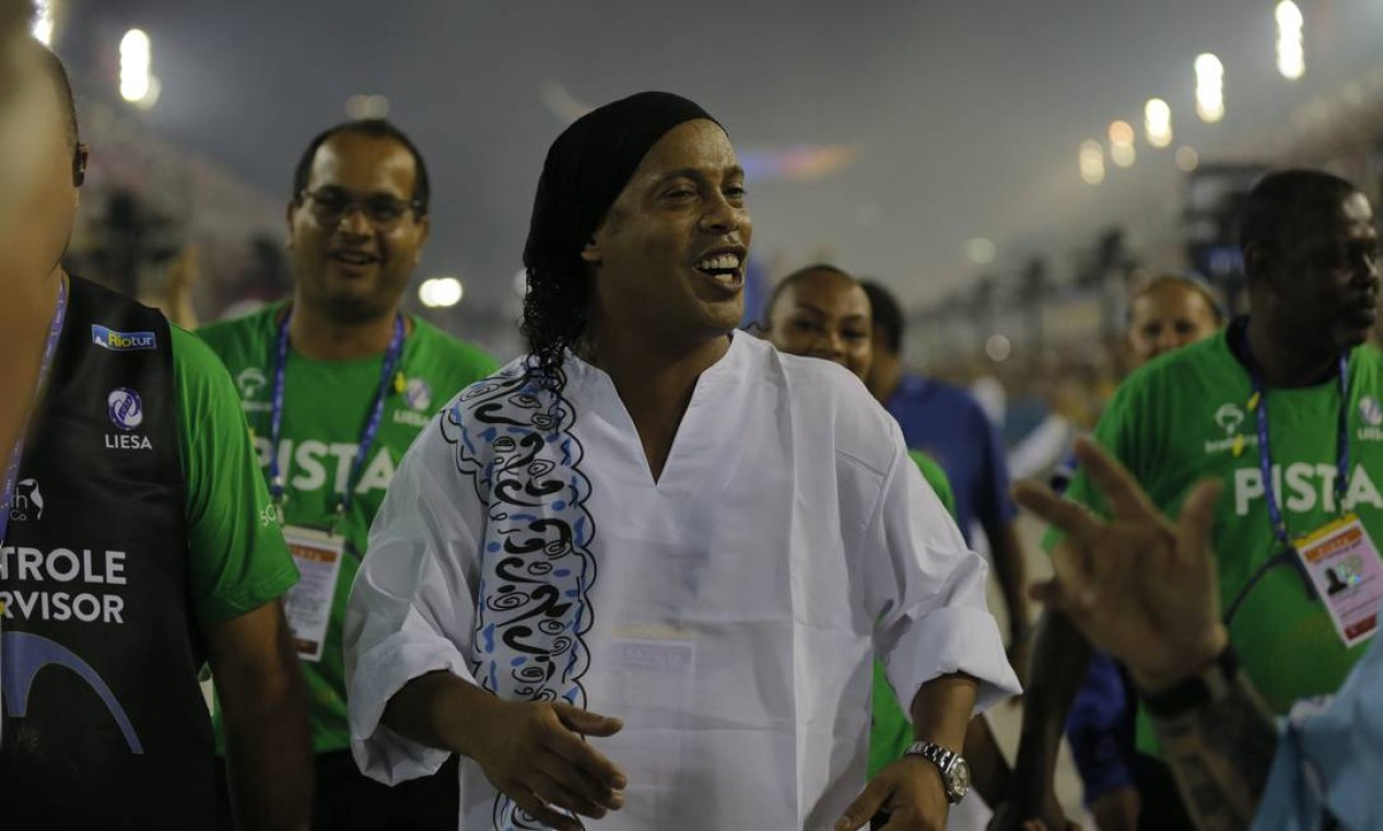 Mais uma vez, Ronaldinho esteve presente à Sapucaí Foto: Alexandre Cassiano / Agência O Globo