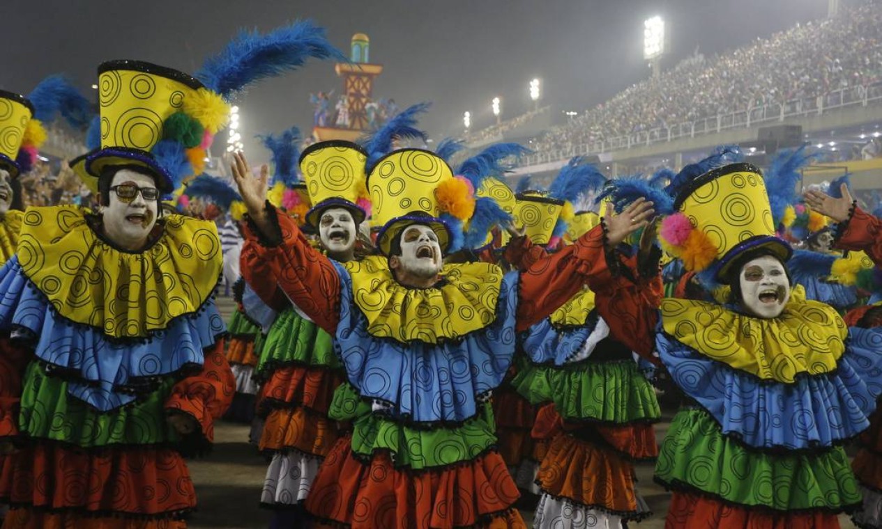 Palhaços colorem o desfile da Portela Foto: Domingos Peixoto / Agência O Globo