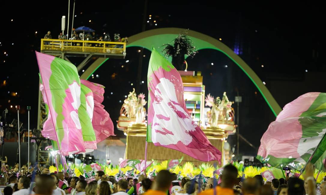 Mangueira encerrou o desfile em ala com bandeiras de Ã­cones da escola; Marielle, tÃ´nica do cortejo, foi representada Foto: Antonio Scorza / AgÃªncia O Globo