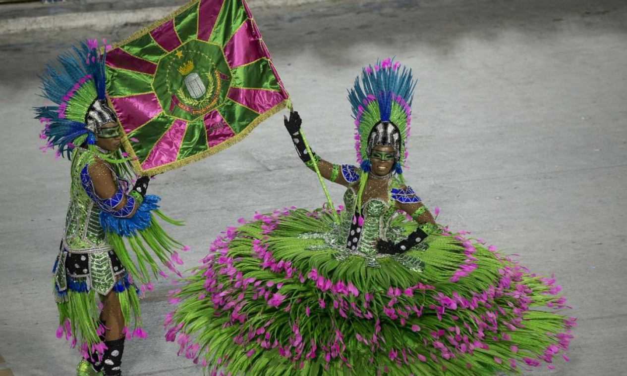 Mestre-Sala e Porta-Bandeira da Mangueira, Carnaval de 1957. Arquivo  Nacional. Fundo Correio da Manhã. BR_RJANRIO_PH_0_F…