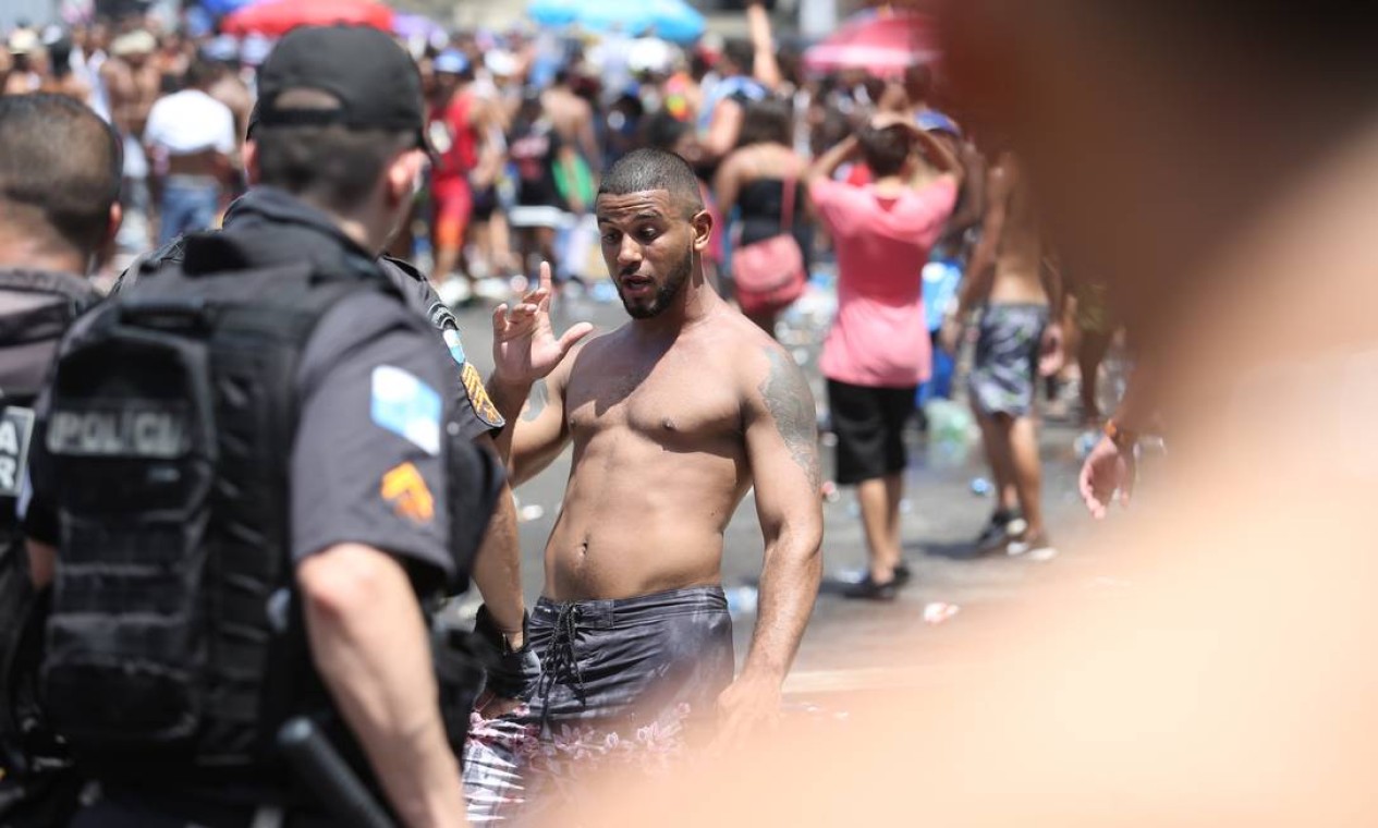 Um homem se desentende com policiais. Ele teria enfrentado os agentes como uma barra de ferro Foto: Guilherme Pinto / Fabiano Rocha