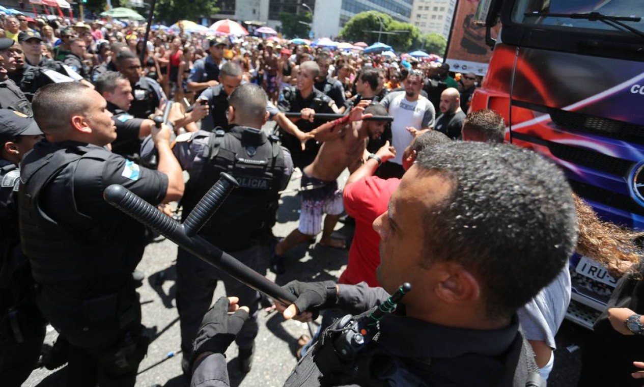 Na sequência, ele acaba sendo agredido pelos policiais que tentam imobilizá-lo Foto: Guilherme Pinto / Fabiano Rocha