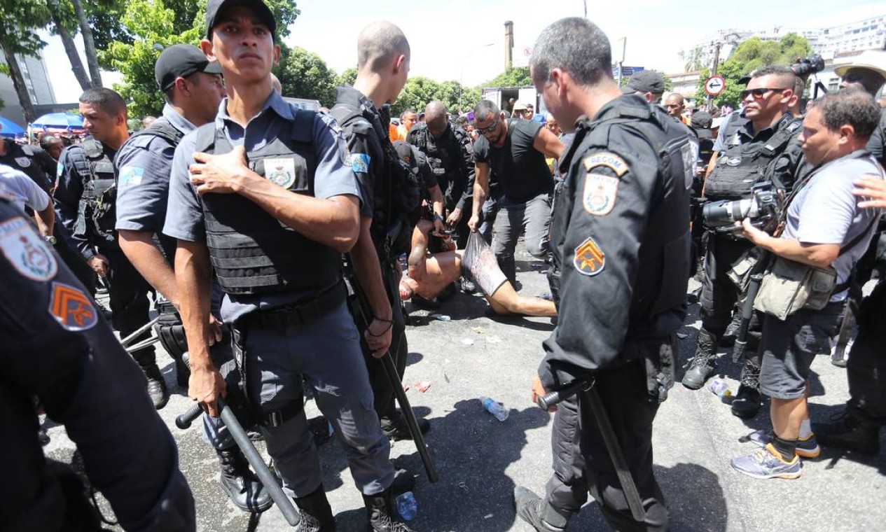 Após mais um tumulto, o homem finalmente é imobilizado Foto: Guilherme Pinto / Fabiano Rocha