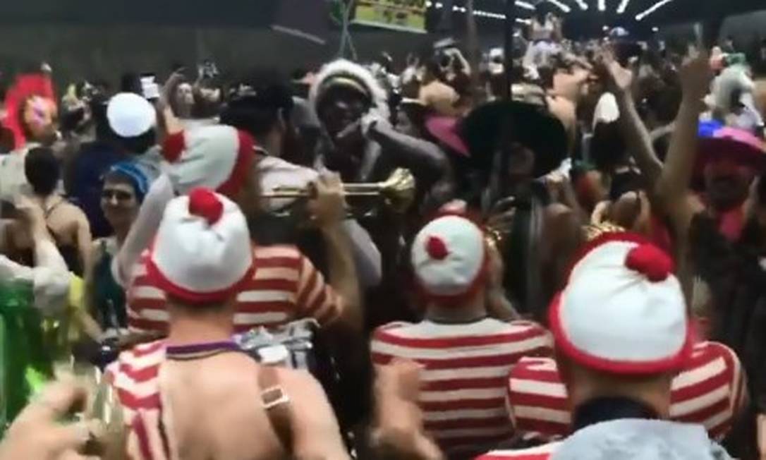Durante carnaval, banda investe em fantasias como as do personagem de "Onde está Wally?" e do bruxo Harry Potter Foto: Reprodução/Instagram