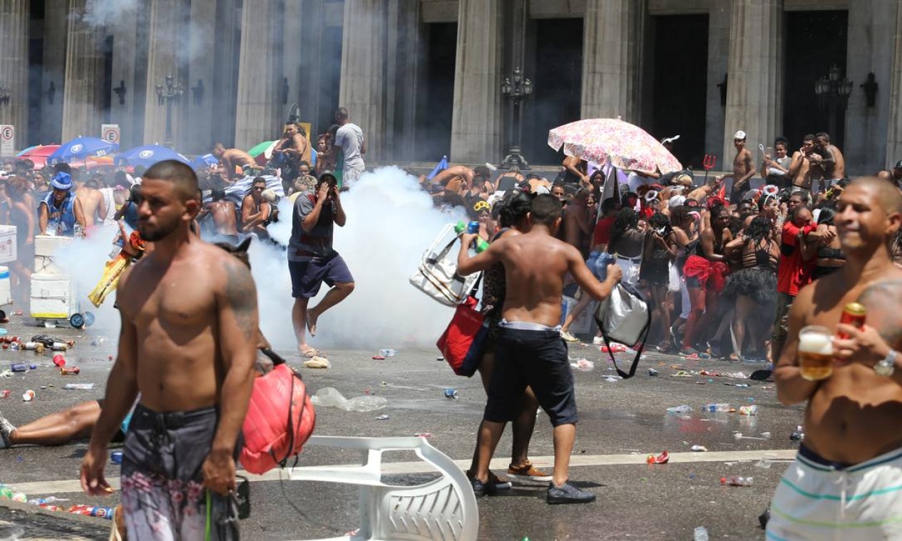 A Polícia Militar interveio e lançou bombas de gás lacrimogêneo para dispersar os foliões do tumulto; muitas pessoas passaram mal Foto: Guilherme Pinto / Fabiano Rocha