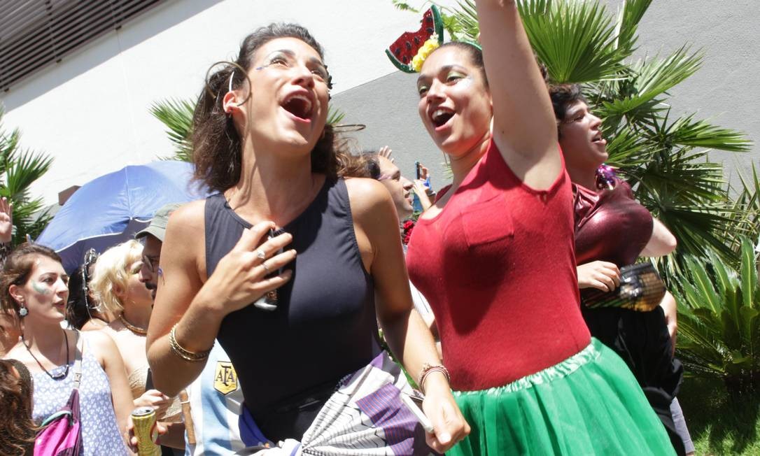 Foliões fogem do tumulto dos superblcoos para pular carnaval em desfiles menores Foto: Rogerio Cassimiro / Agência O Globo