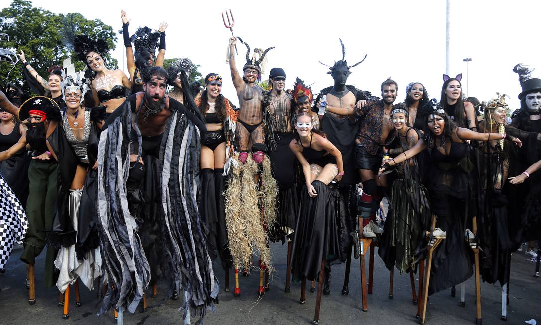 A ala de pernaltas, toda vestida de preto, realizou um ato contra a morte de mulheres e negros no estado Foto: MARCOS DE PAULA / Agência O Globo