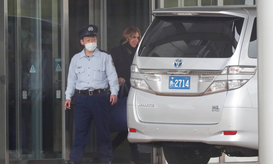 Carlos Gossen, wife of Carlos Goshen, is released from Tokyo custody after visiting her husband, who was released on bail after serving nearly four months in prison.  Photo: ISSEI KATO / REUTERS