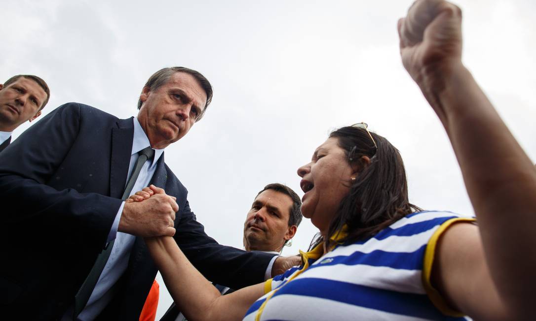 O presidente Jair Bolsonaro com paraibana Mirtis Hortencia de Brito Herminio Santos, de 57 anos. Foto: Daniel Marenco / Agência O Globo