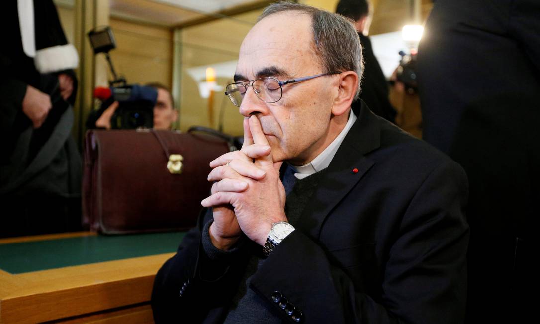FILE PHOTO: Cardinal Philippe Barbarin, Archbishop of Lyon, arrives to attend his trial, charged with failing to act on historical allegations of sexual abuse of boy scouts by a priest in his diocese, at the courthouse in Lyon, France, January 7, 2019. REUTERS/Emmanuel Foudrot/File Photo Foto: Emmanuel Foudrot / REUTERS