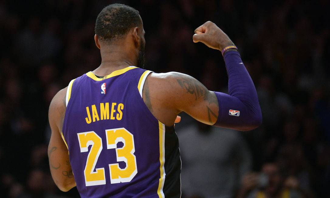 LeBron faz história na NBA, mas Lakers perdem clássico de Los