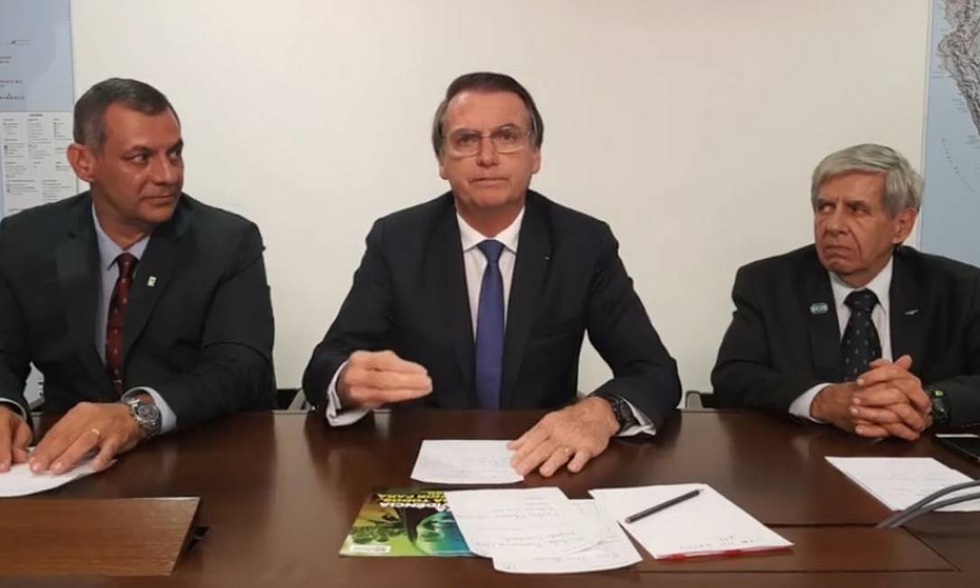 O porta-voz da Presidência, Otávio Rêgo Barros, o presidente Jair Bolsonaro e o ministro Augusto Heleno (GSI) Foto: Reprodução/Facebook