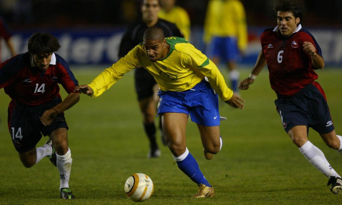 ADRIANO - O centroavante é o maior artilheiro (sete gols) de uma edição da Copa América no século 21 (2004) Foto: Alexandre Cassiano / Agência O Globo
