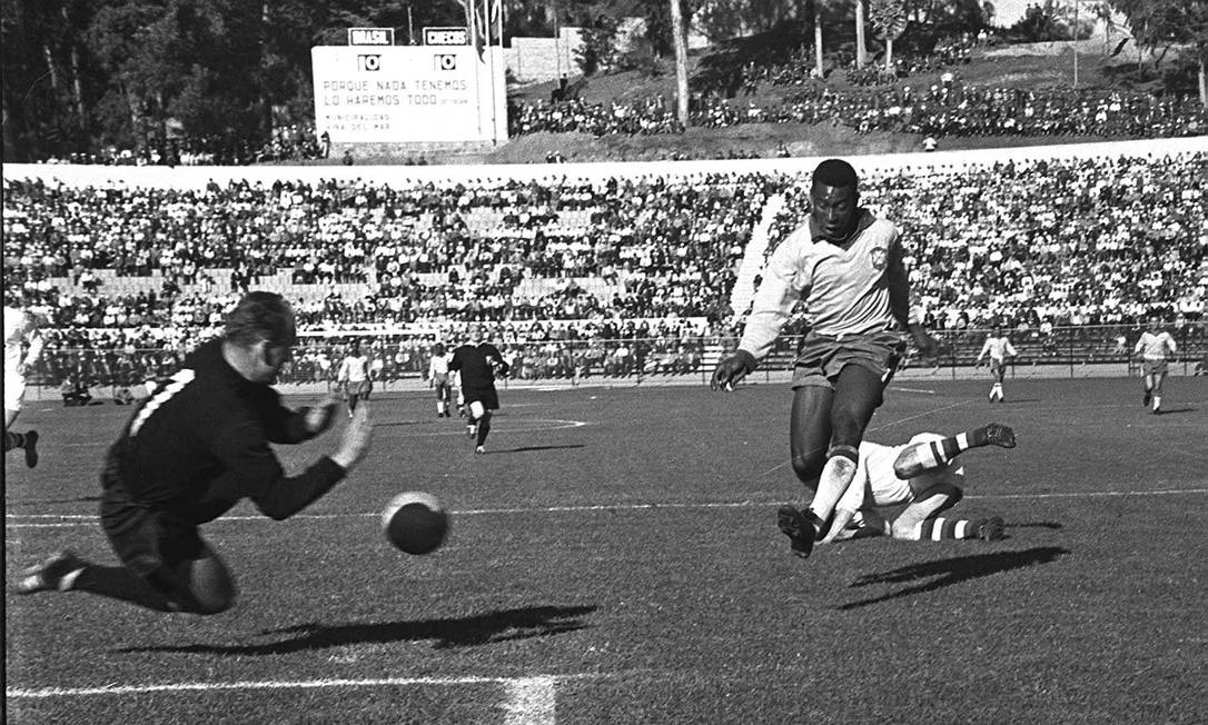 PELÉ - Na única edição de Copa América de que participou, em 1959, o Brasil não foi campeão. Mas o rei se sagrou artilheiro com 8 gols na competição Foto: Arquivo / Agência O Globo