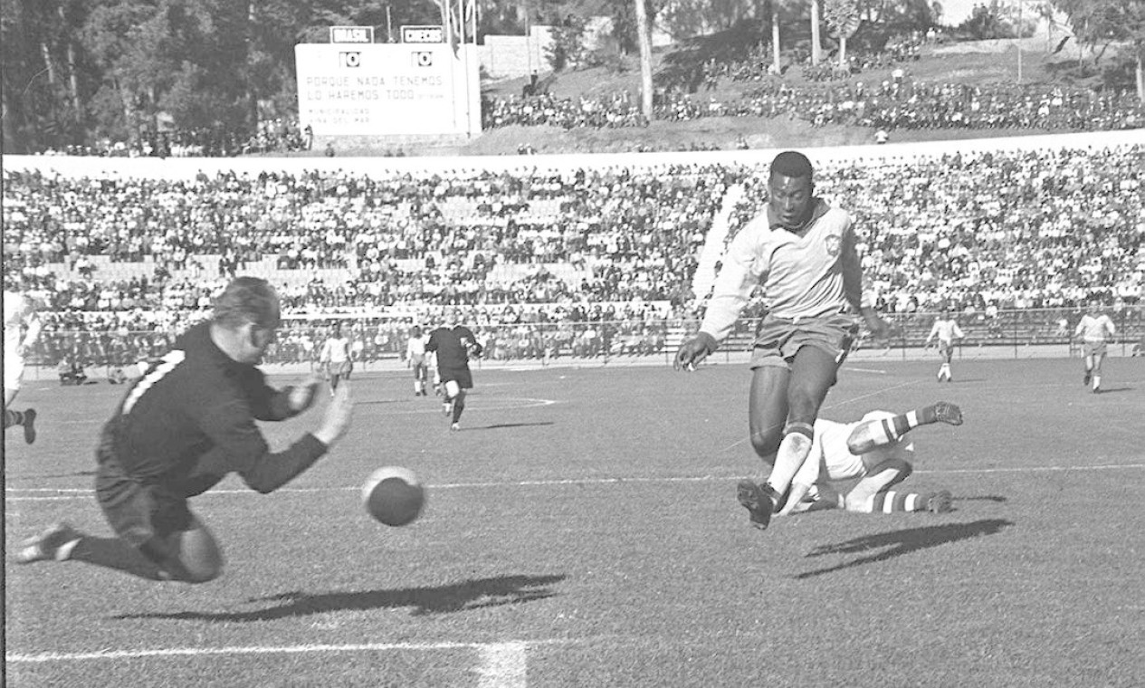 PELÉ - Na única edição de Copa América de que participou, em 1959, o Brasil não foi campeão. Mas o rei se sagrou artilheiro com 8 gols na competição Foto: Arquivo / Agência O Globo