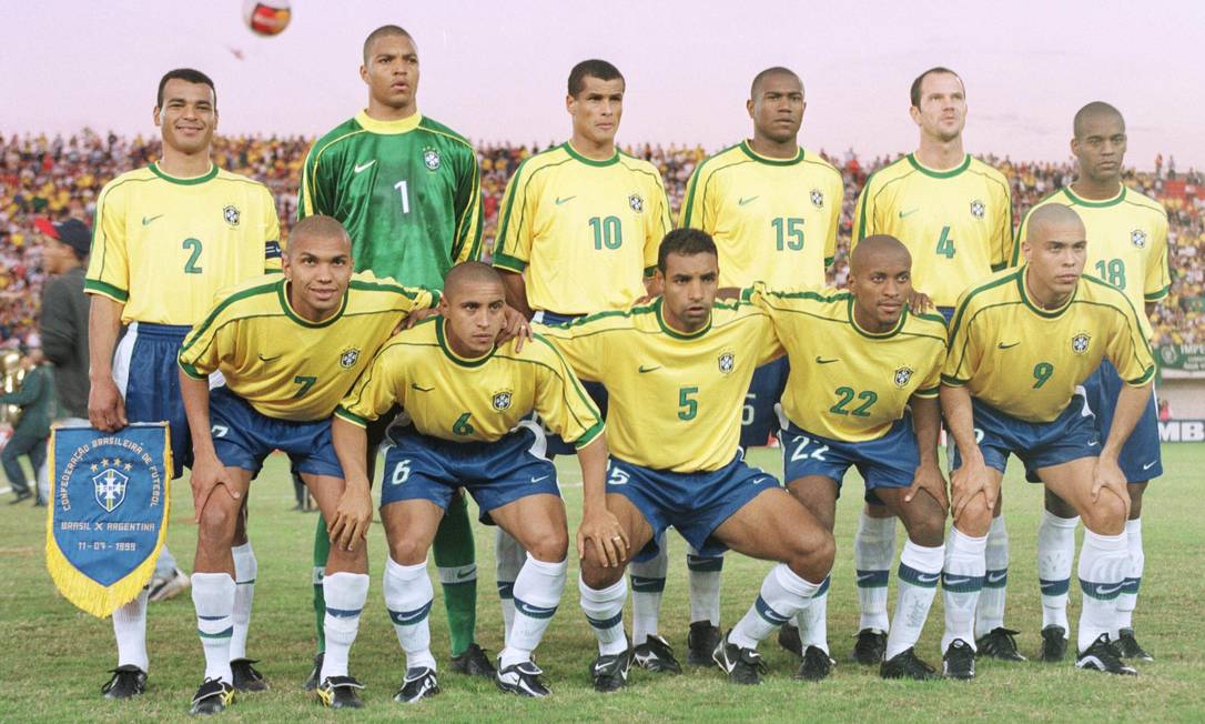 Seleção do Brasil de 1999, formada por Cafu, Dida, Rivaldo, João Carlos, Antônio Carlos, Flávio Conceição, Roberto Carlos, Emerson, Zé Roberto e Ronaldo. Apesar de ser a maior campeã mundial, a seleção brasileira é a terceira colocada na quantidade de títulos (1919, 1922, 1949, 1989, 1997, 1999, 2004 e 2007) da Copa América Foto: Hipólito Pereira / Agência O Globo