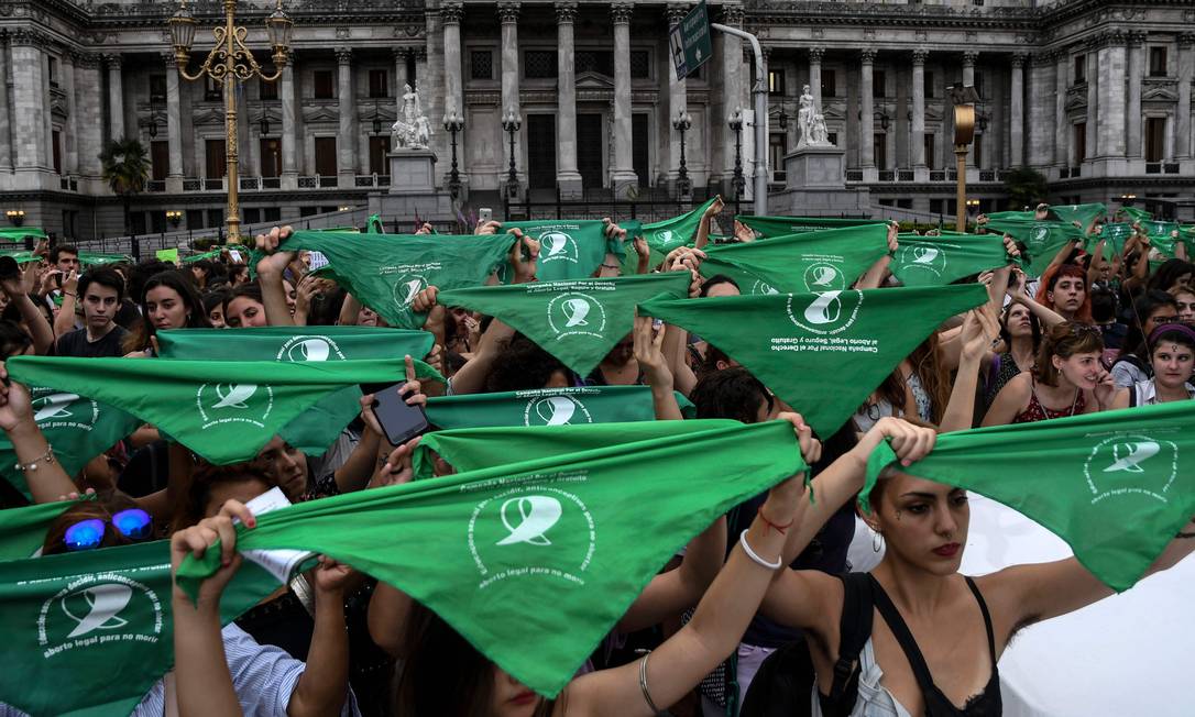 Mulheres participam de manifestação a favor do aborto em frente ao Congresso argentino Foto: RAUL FERRARI / AFP/19-2-2018