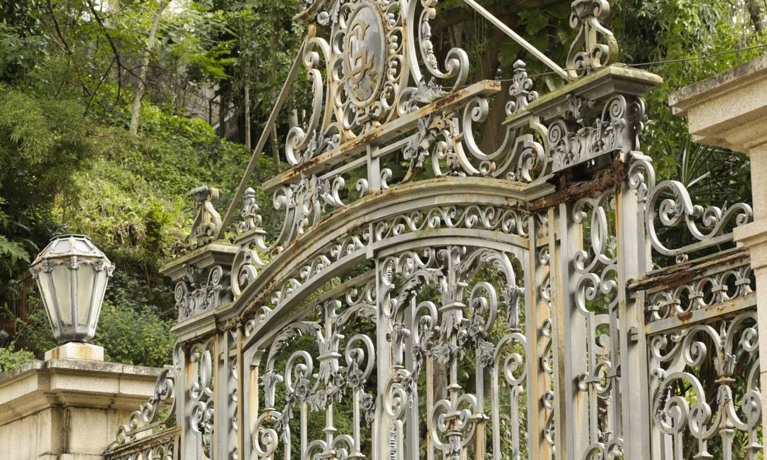 Má conservação do portão histórico do Parque Guinle é alvo de reclamação de moradores e frequentadores Foto: Agência O Globo / Ggabriel de Paiva/19-6-2018