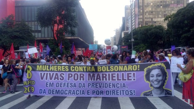 Resultado de imagem para Fotos da marcha de mulheres nesta sexta-13, na Avenida POaulista