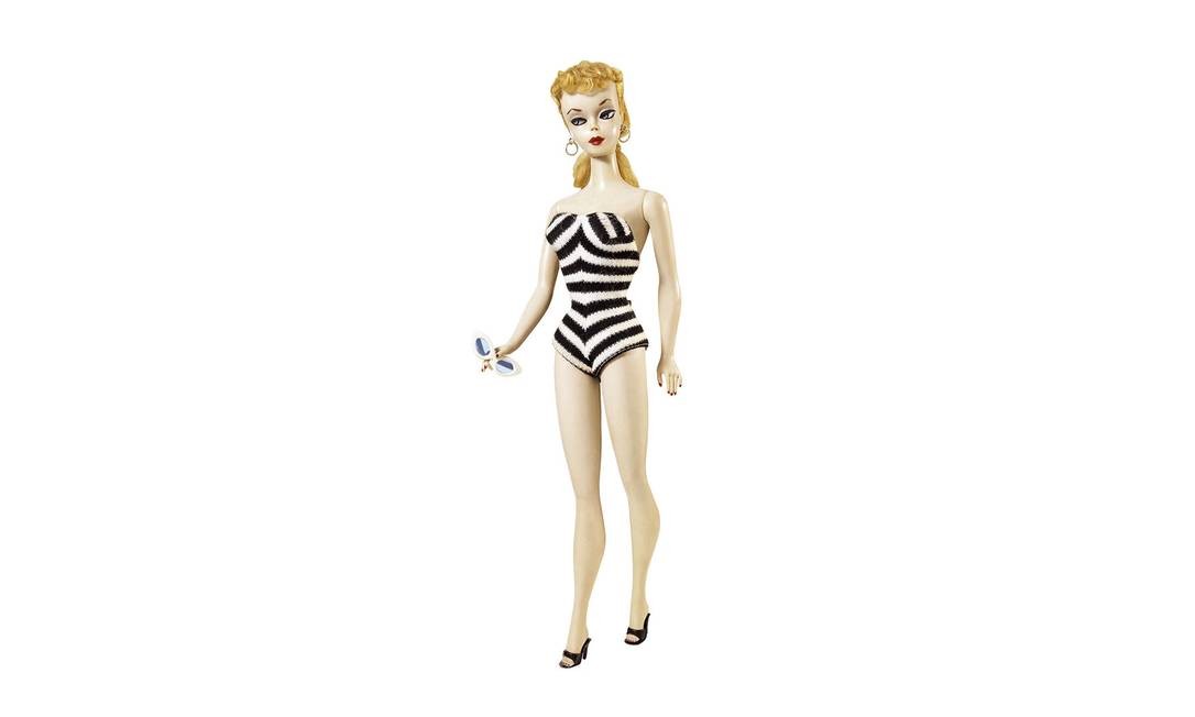 1959: lançada numa feira de brinquedos de NY por Ruth e Eliott Handler (um dos sócios da Mattel), a primeira Barbie (apelido de Barbara, filha do casal) já se mostrava uma mulher de seu tempo (ao menos no quesito fashion): nasceu de maiô, tamanco e argola. E com sobrancelha fininha, bem à moda da época. Foto: Reprodução