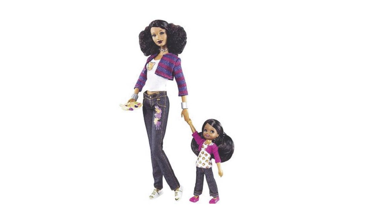 2009: a primeira Barbie negra foi Christie, que nasceu apenas em 1968. Porém, apesar da pele negra, ela tinha traços caucasianos. Em 2009, a designer americana Stacey McBride-Irby elaborou para a Mattel modelos que não eram apenas bonecas tradicionais brancas que haviam tido o tom de pele alterado. Foto: Reprodução