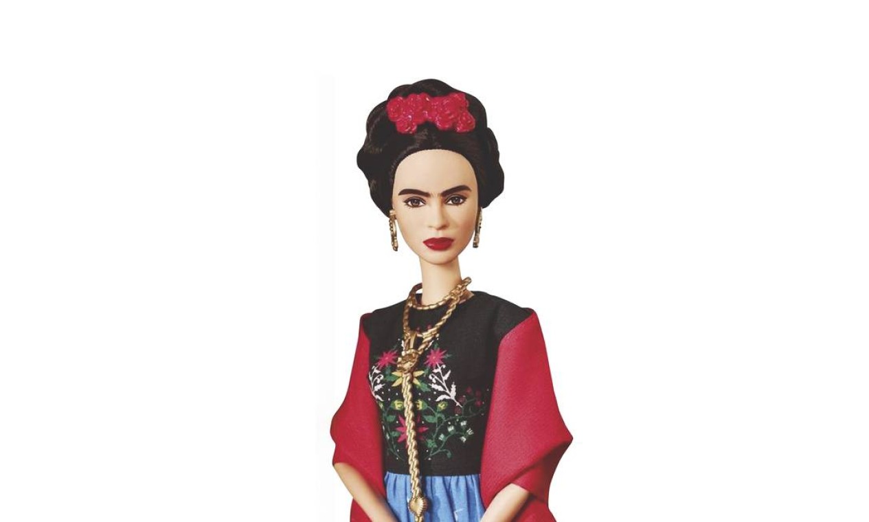 2018: ano passado, uma polêmica: um juiz mexicano proibiu a Mattel de vender a Barbie Frida Kahlo ao reconhecer a família da pintora como a única detentora dos direitos de imagem. Mas, para a sobrinha-neta dela, a questão ia além: Mara Romeo disse que “gostaria que a boneca tivesse mais traços de Frida”. Foto: Reprodução