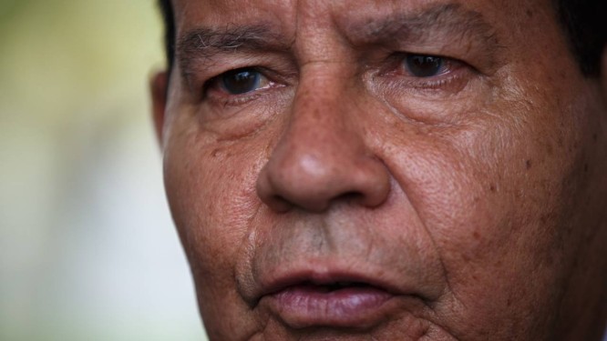 O vice-presidente Hamilton MourÃ£o, ao chegar no prÃ©dio da vice-presidÃªncia Foto: Daniel Marenco/AgÃªncia O Globo/07-03-2019