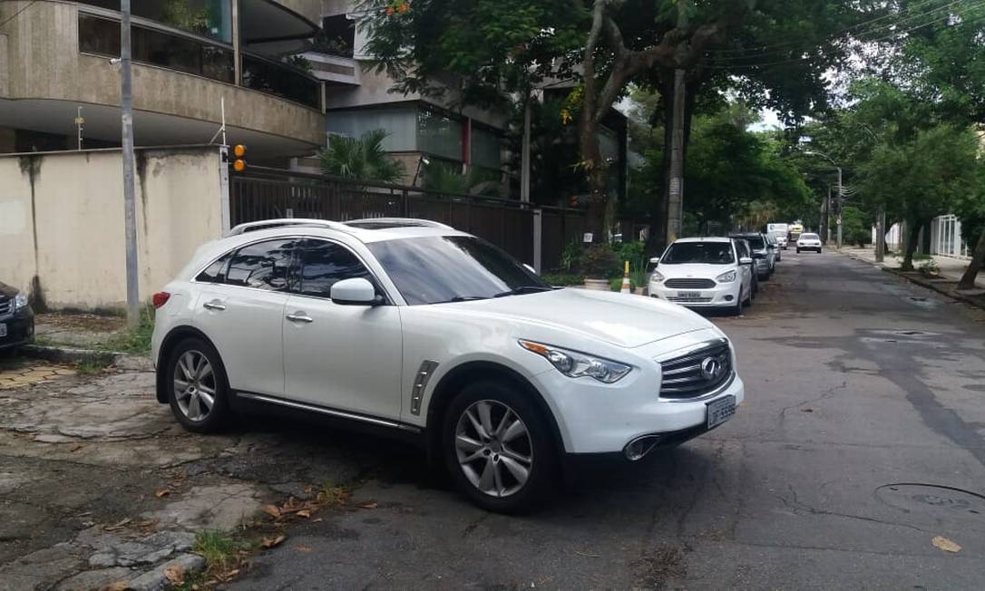 Carro apreendido com PM suspeito de envolvimento no assassinato de Marielle, um Infiniti FX35 V6 AWD Foto: Fabiano Rocha / Agência O Globo