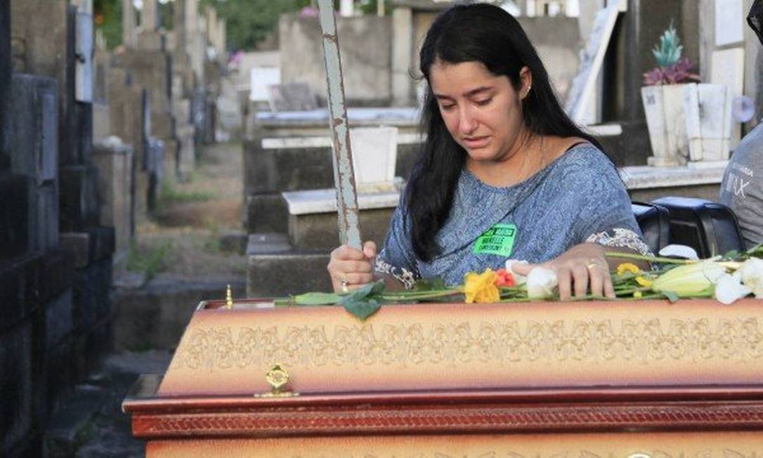 Ágatha Arnaus Reis no enterro de Anderson Gomes, motorista de Marielle Franco Foto: Uanderson Fernandes