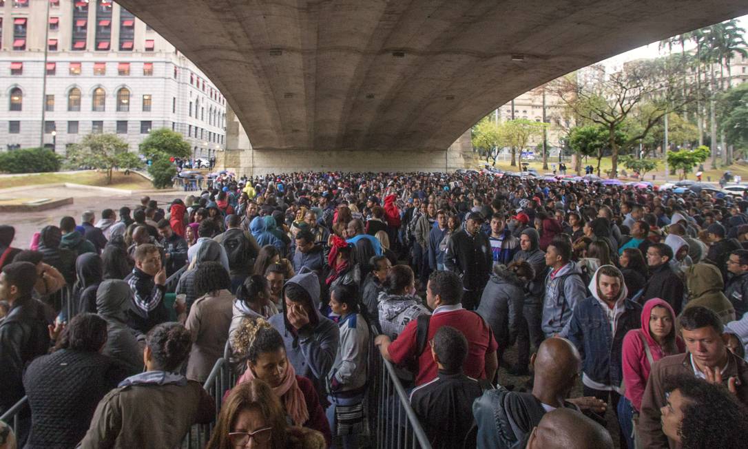 Fila para conseguir um emprego reúne milhares de pessoas no centro de São Paulo. 06/08/2018. Foto: Edilson Dantas / Agência O Globo